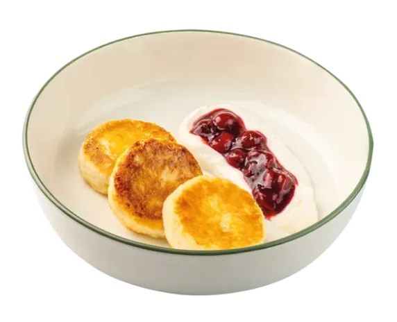 Сырники со сметаной и вареньем